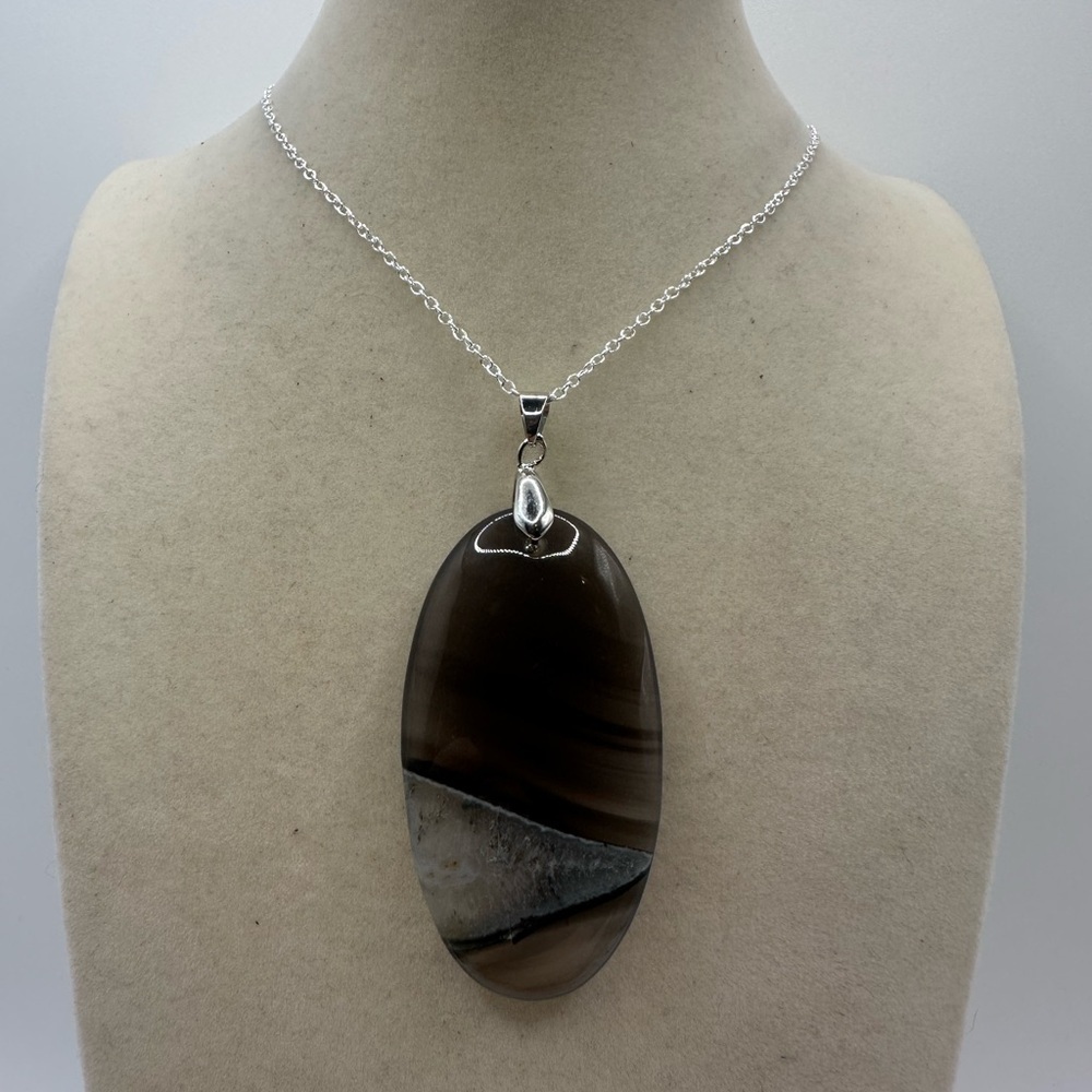 Agate Quartz Pendant Necklace on Silver Chain - Picture 7 of 7